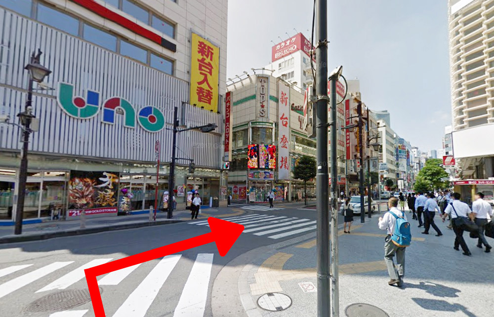横断歩道を渡る