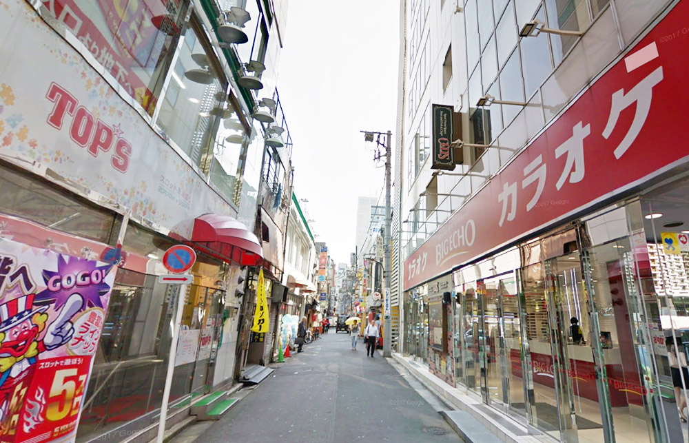 路地を左折